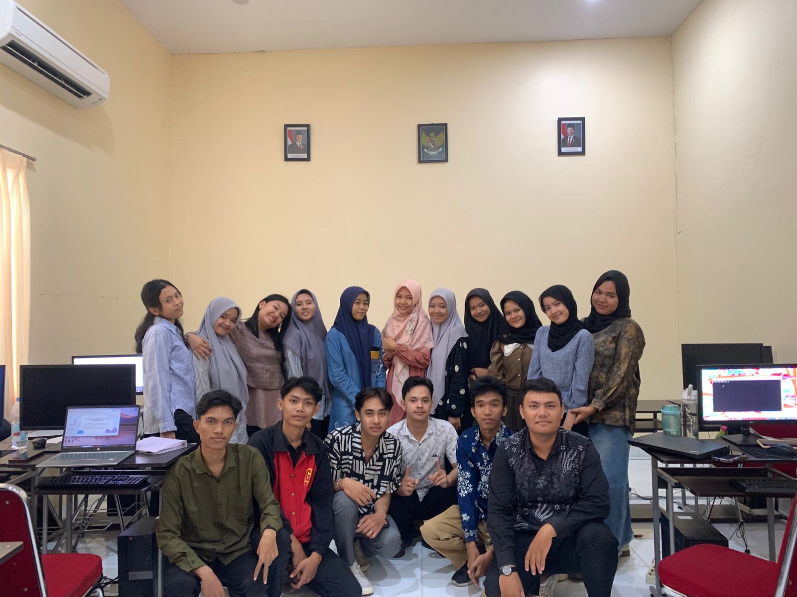 Momen Kebersamaan Mahasiswa Informatika dan Dosen Sisi Hendriani S.Kom Di Pengunjung Kelas Algoritma Pemograman 